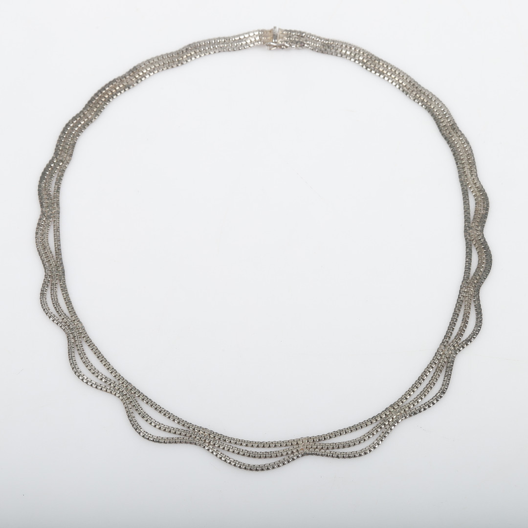 COLLIER, 3-radig, halvstel, silver.