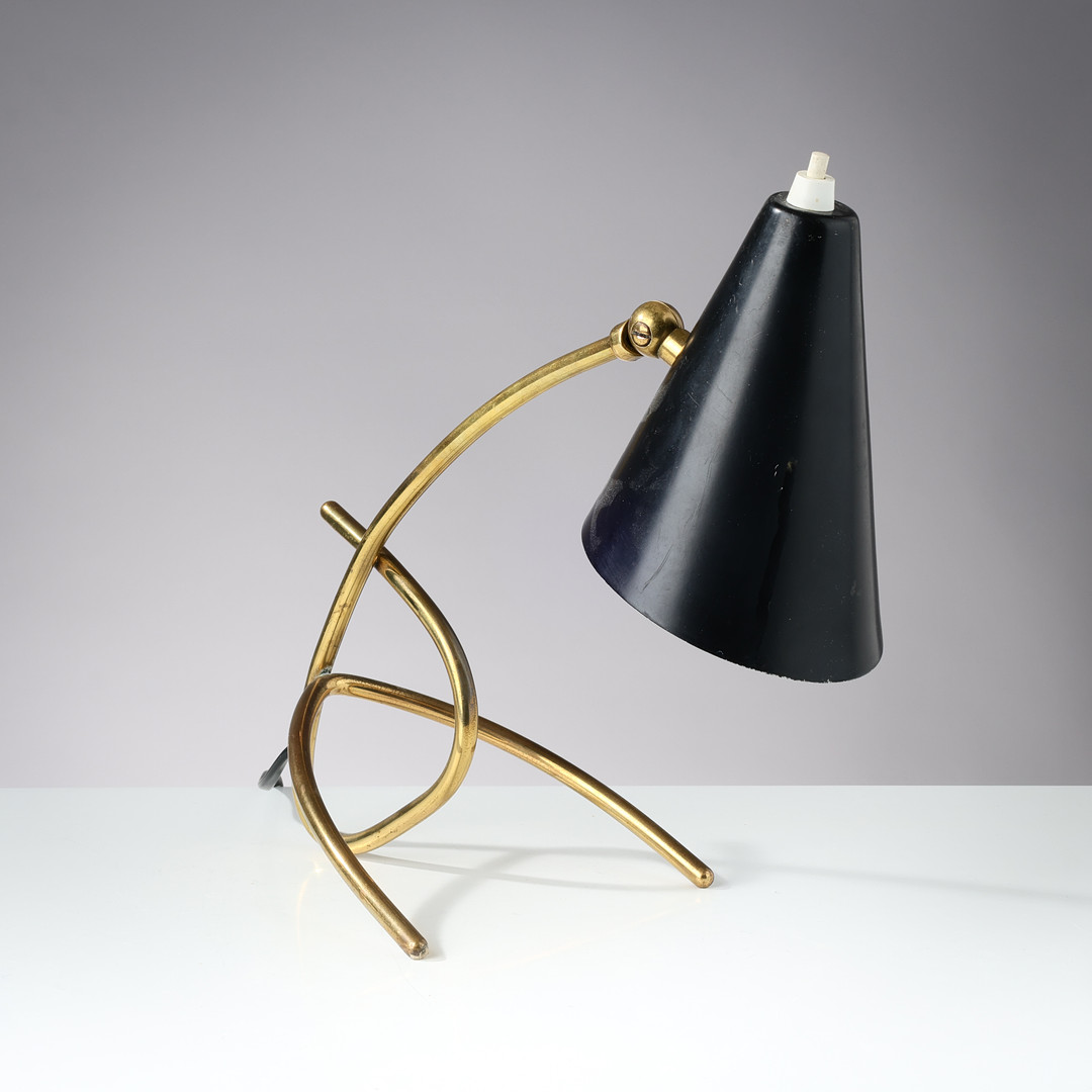 DANSK DESIGN. Bordlampe med stel af messing og skærm af sortlakeret metal, 1950/60'erne.