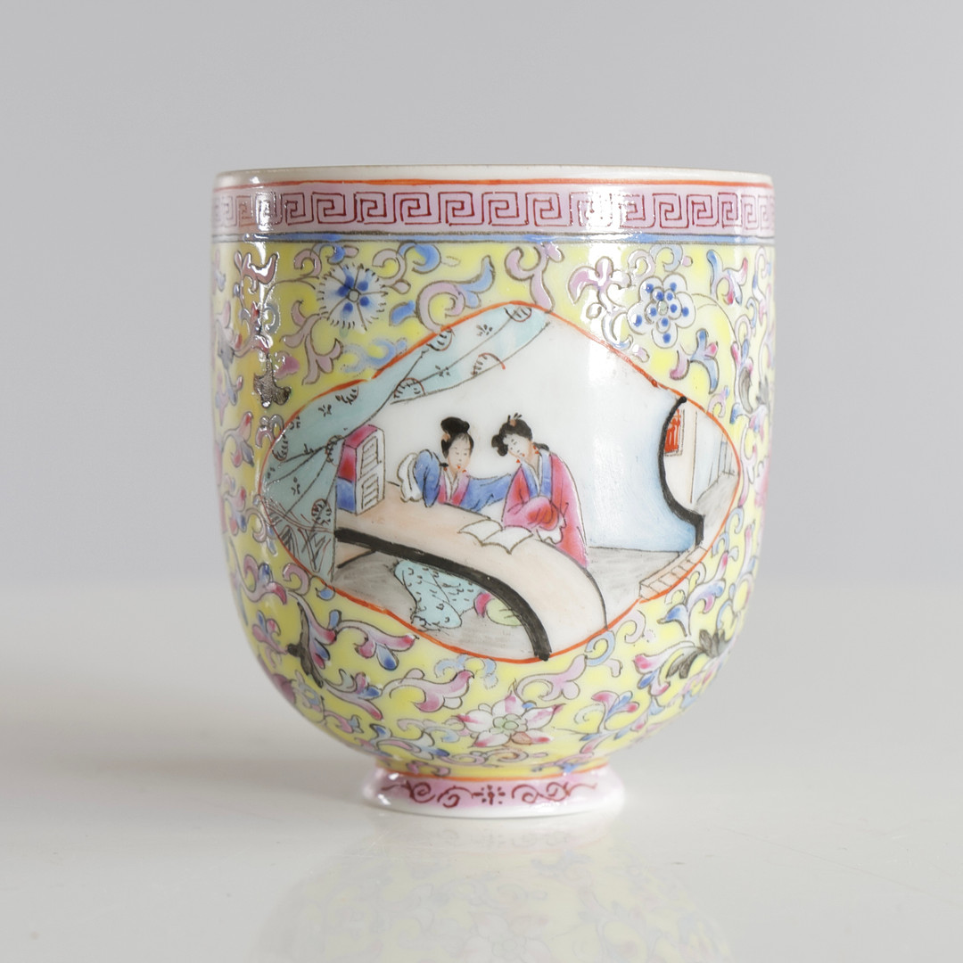 Samling kinesiske genstande af porcelæn, dekoreret i emaljefarver. Signeret i bunden. Kina, 19. årh. (11).