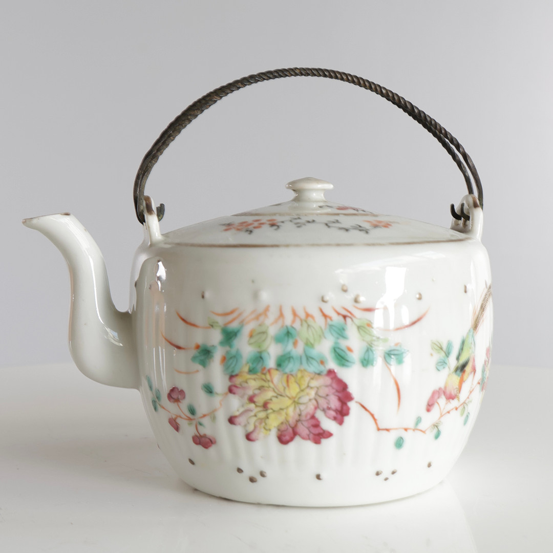 Samling kinesiske genstande af porcelæn, dekoreret i emaljefarver. Signeret i bunden. Kina, 19. årh. (11).