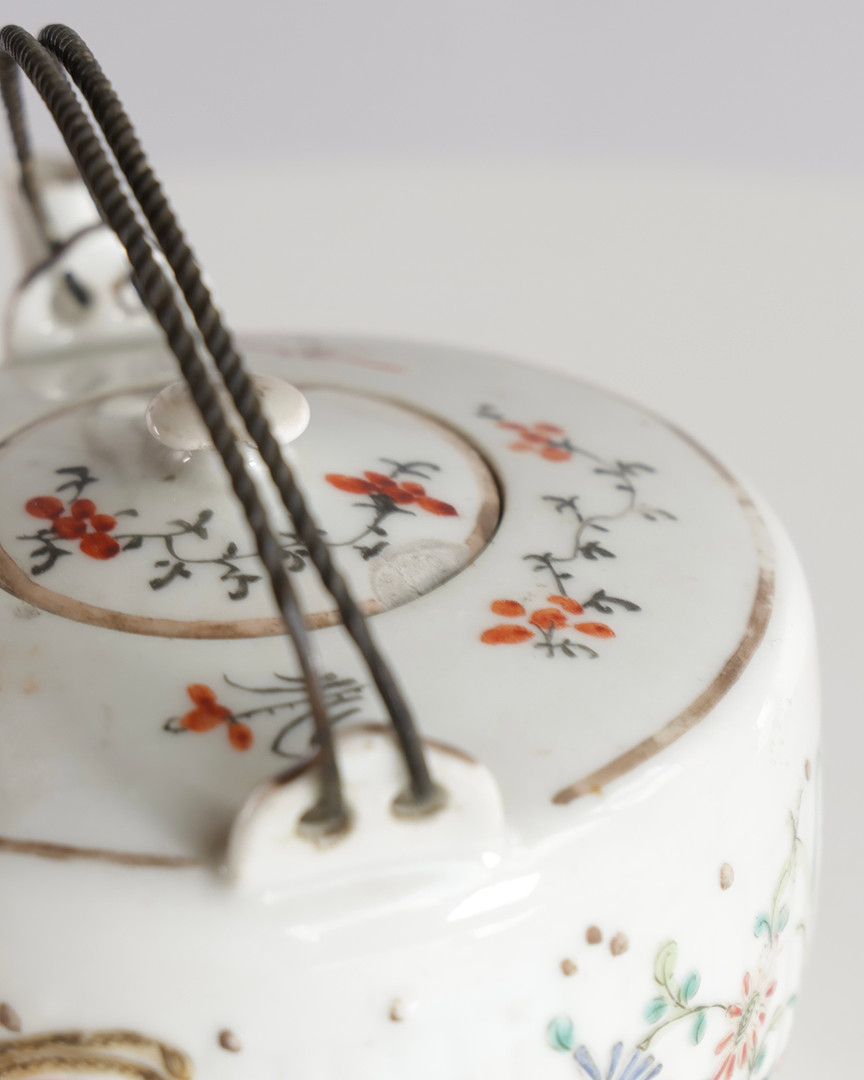 Samling kinesiske genstande af porcelæn, dekoreret i emaljefarver. Signeret i bunden. Kina, 19. årh. (11).