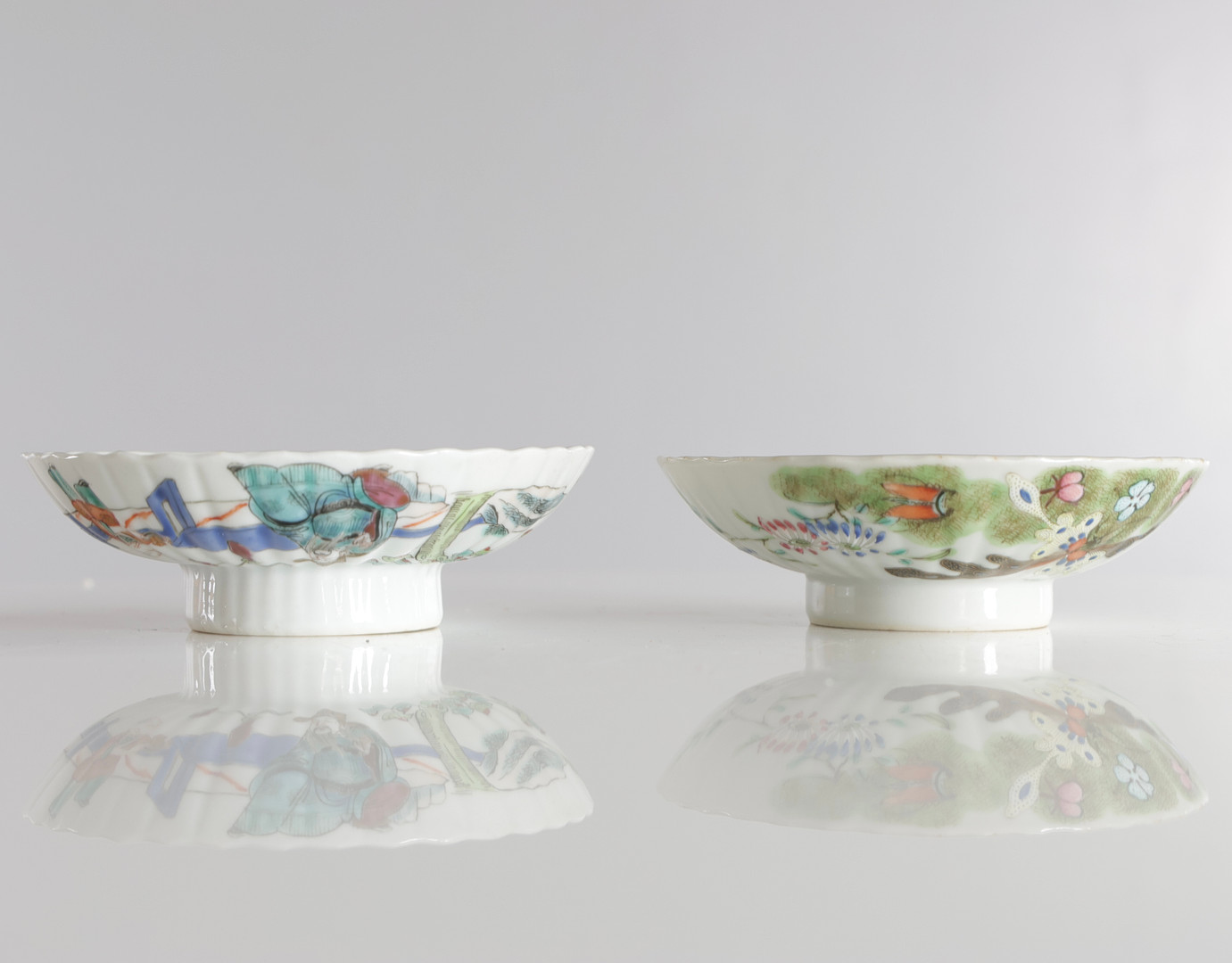Samling kinesiske genstande af porcelæn, dekoreret i emaljefarver. Signeret i bunden. Kina, 19. årh. (11).