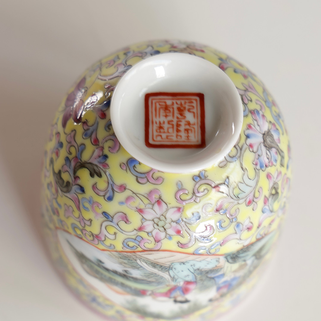 Samling kinesiske genstande af porcelæn, dekoreret i emaljefarver. Signeret i bunden. Kina, 19. årh. (11).