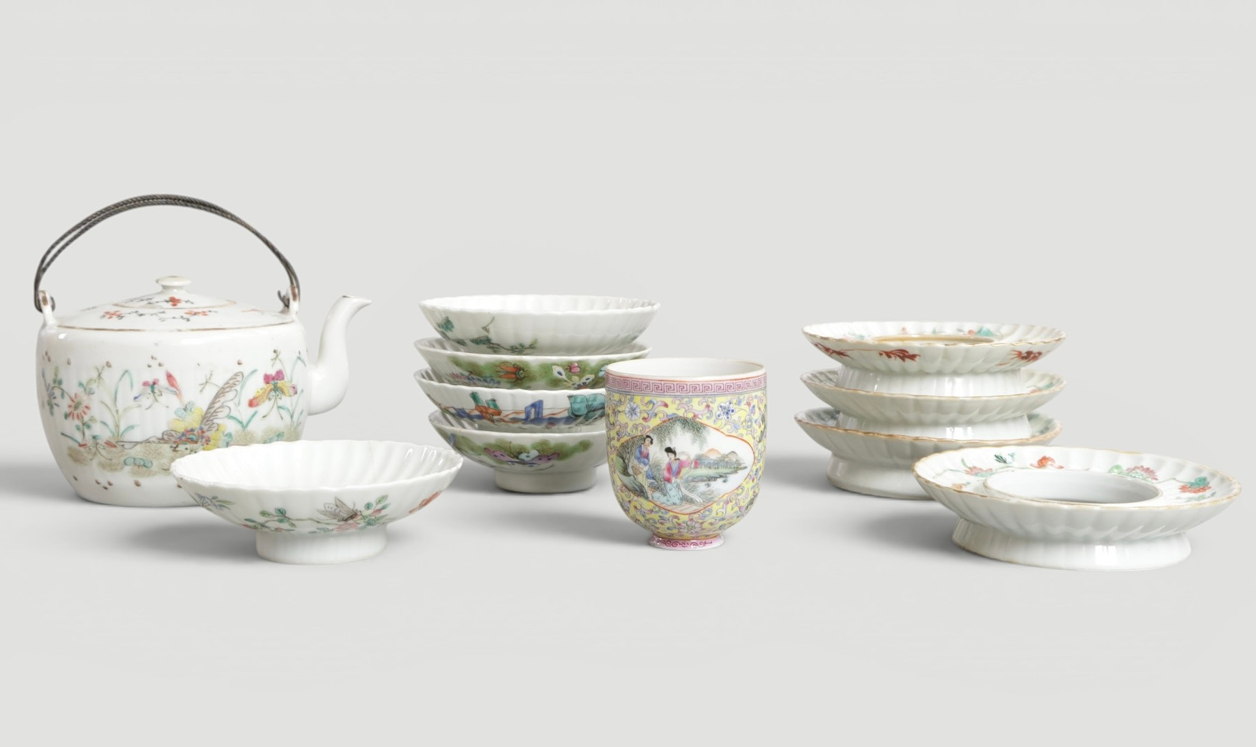 Samling kinesiske genstande af porcelæn, dekoreret i emaljefarver. Signeret i bunden. Kina, 19. årh. (11).