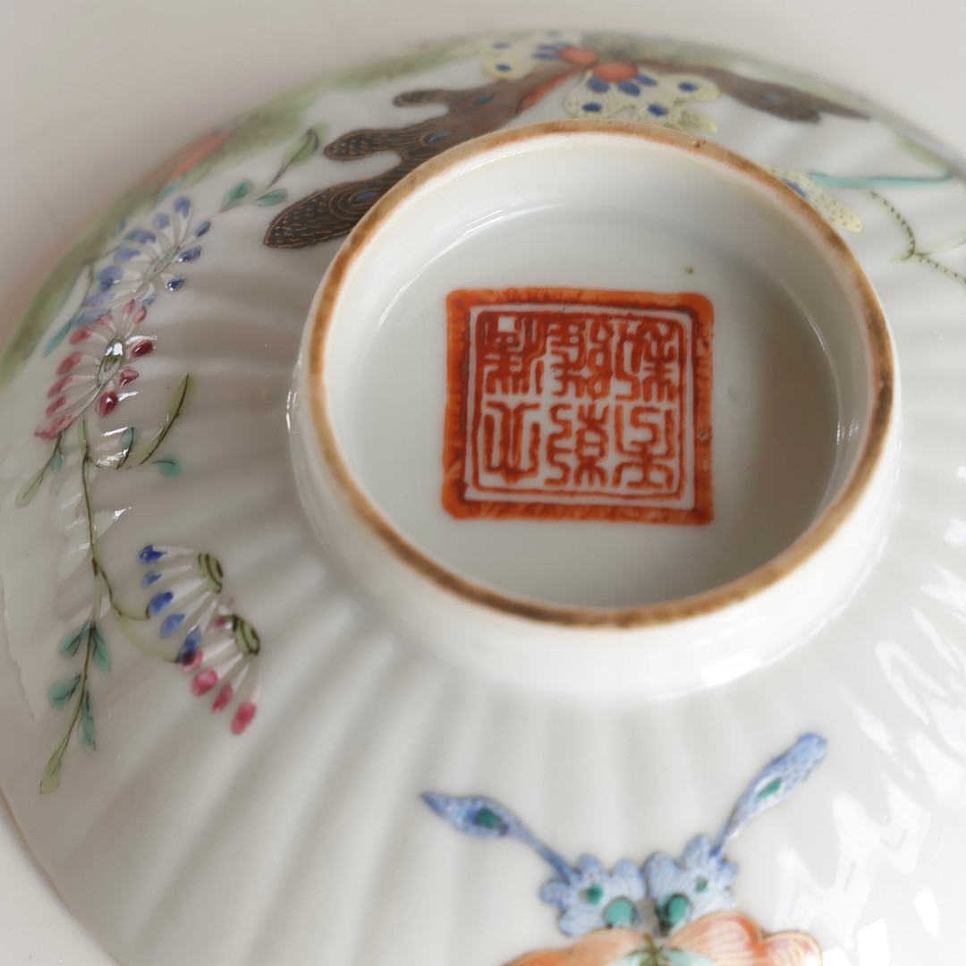 Samling kinesiske genstande af porcelæn, dekoreret i emaljefarver. Signeret i bunden. Kina, 19. årh. (11).
