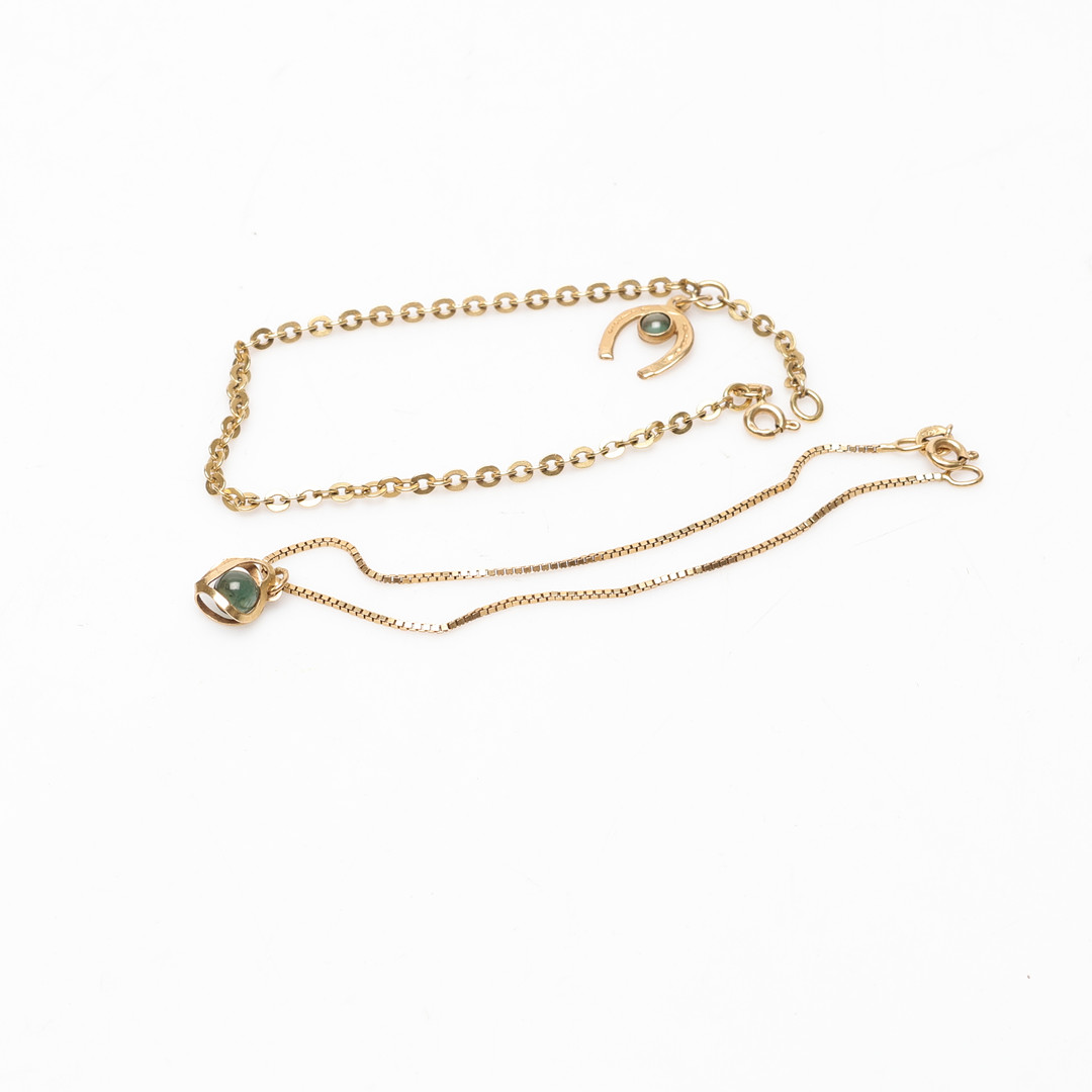 ARMBAND med berlocker, 2 st, 18k guld, total vikt ca 5,7 gram.