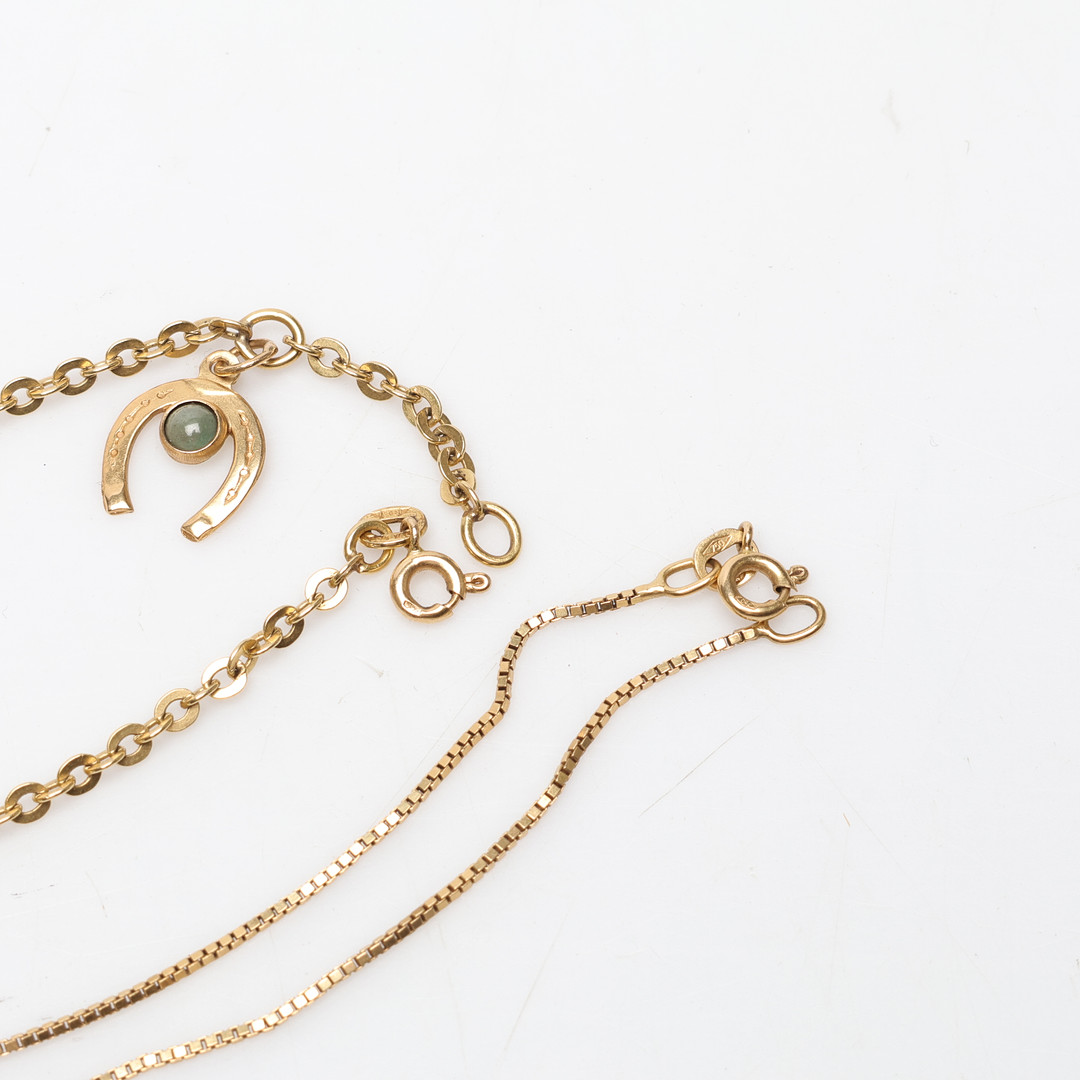 ARMBAND med berlocker, 2 st, 18k guld, total vikt ca 5,7 gram.