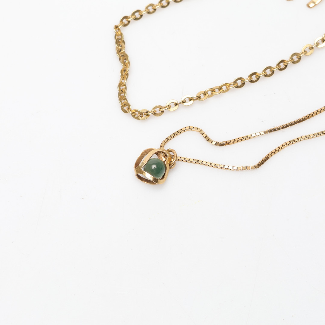 ARMBAND med berlocker, 2 st, 18k guld, total vikt ca 5,7 gram.