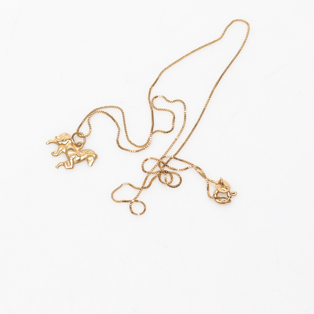 KEDJA samt HÄNGE/HÄST, 18k guld, vikt ca 2,5 gram.