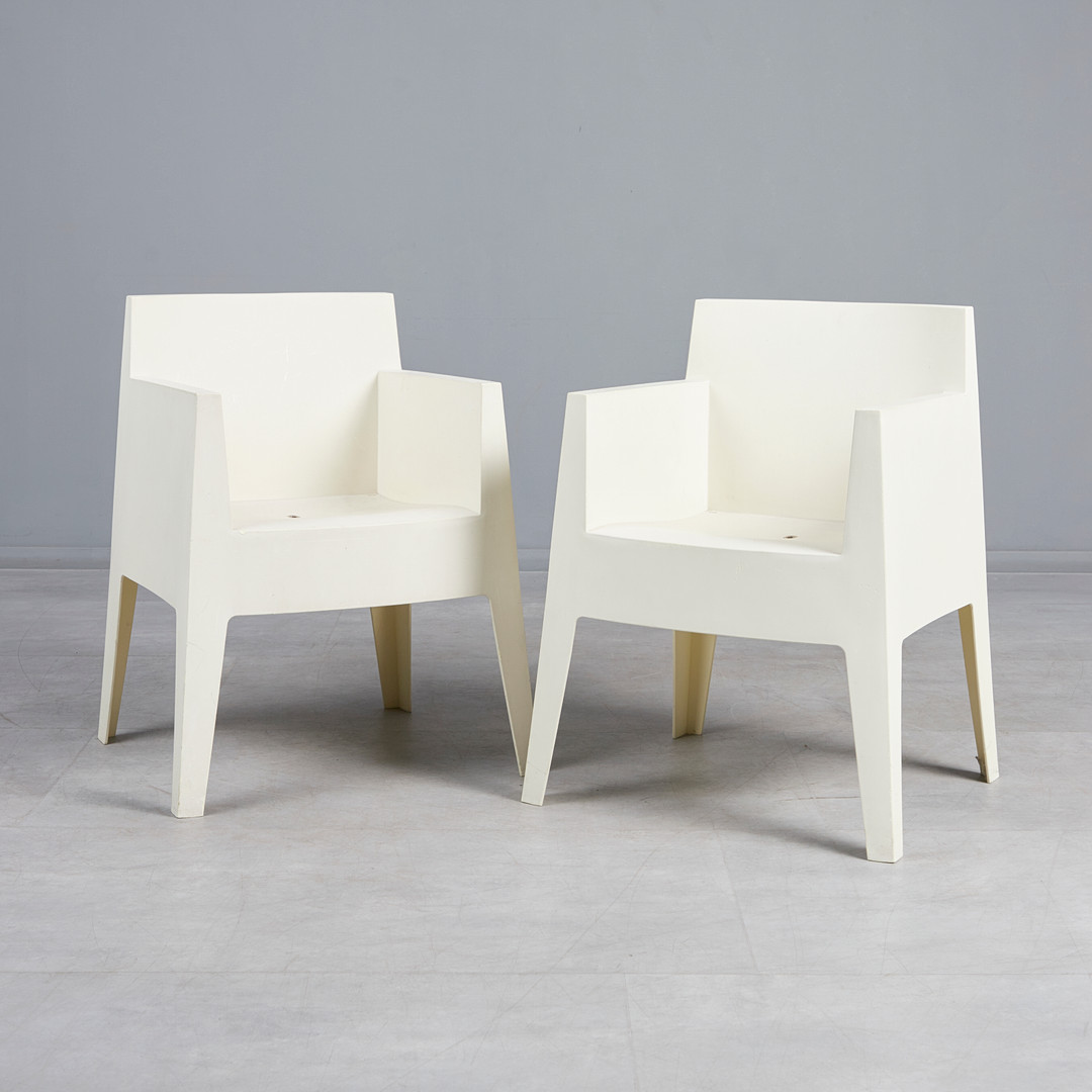 PHILIPPE STARCK. Driade. Paar Gartenstühle / Armlehnstühle, Modell 'Toy', Kunststoff, Entwurf, 1998, Italien. (2).