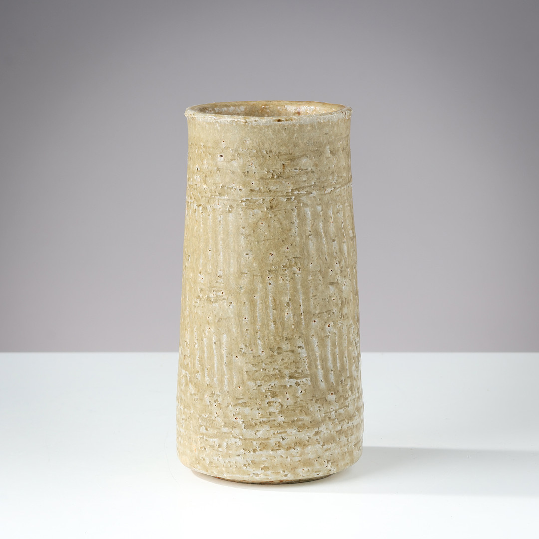 EDITH SONNE (1910-93). Cylinderformet, let konisk stentøjsvase glaseret i beige nuancer, Saxbo, Danmark, 1960'erne.