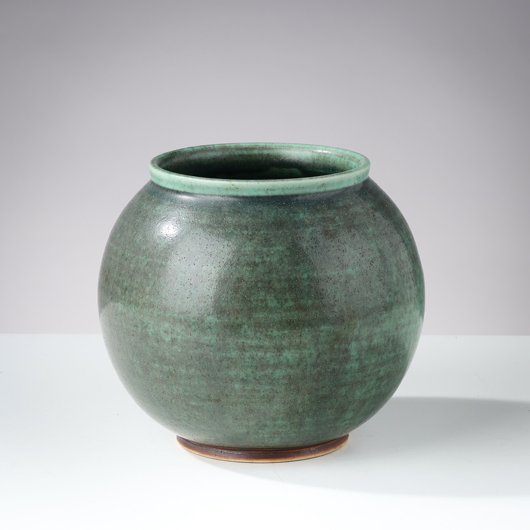 GUNNAR NYLUND. Tidlig, buttet vase med lav krave i grøn glasur, modelnr. 13, Saxbo, Danmark, 1930'erne.