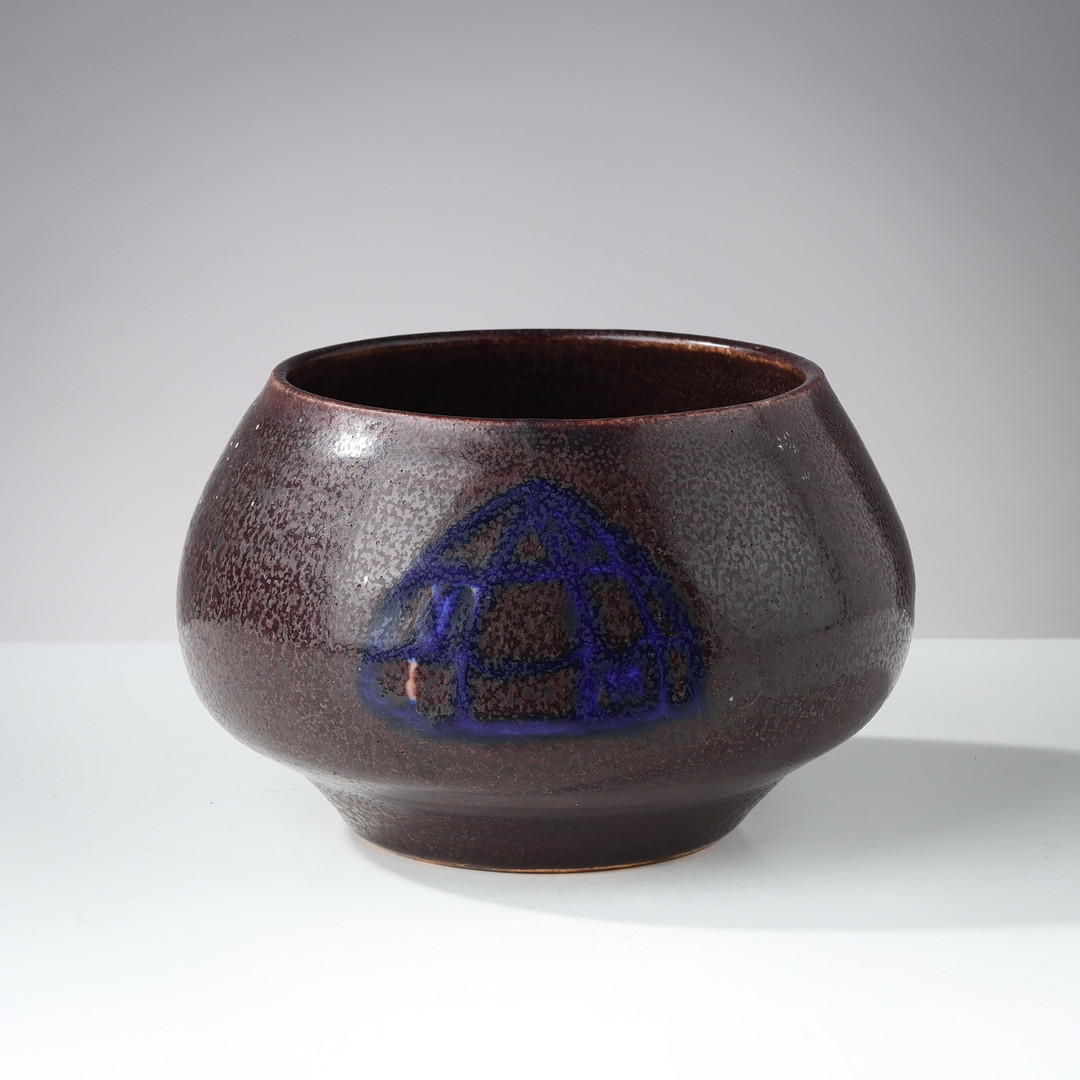KIRSTEN WEEKE (F. 1932). Unik, buttet vase i Aubergine-glasur med violet dekoration, Saxbo, Danmark, dateret 1958.