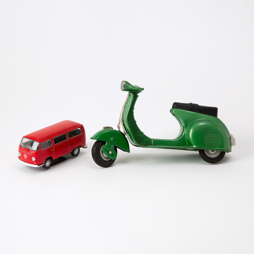 VESPA samt VOLKSWAGEN. Plåt, Japan och China, 1900-talets andra hälft.