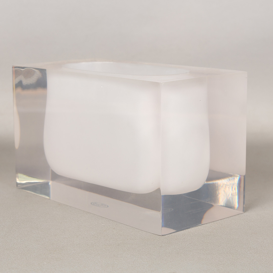 JONATHAN ADLER (B.1966) A BEL AIR ACRYLIC VASE.