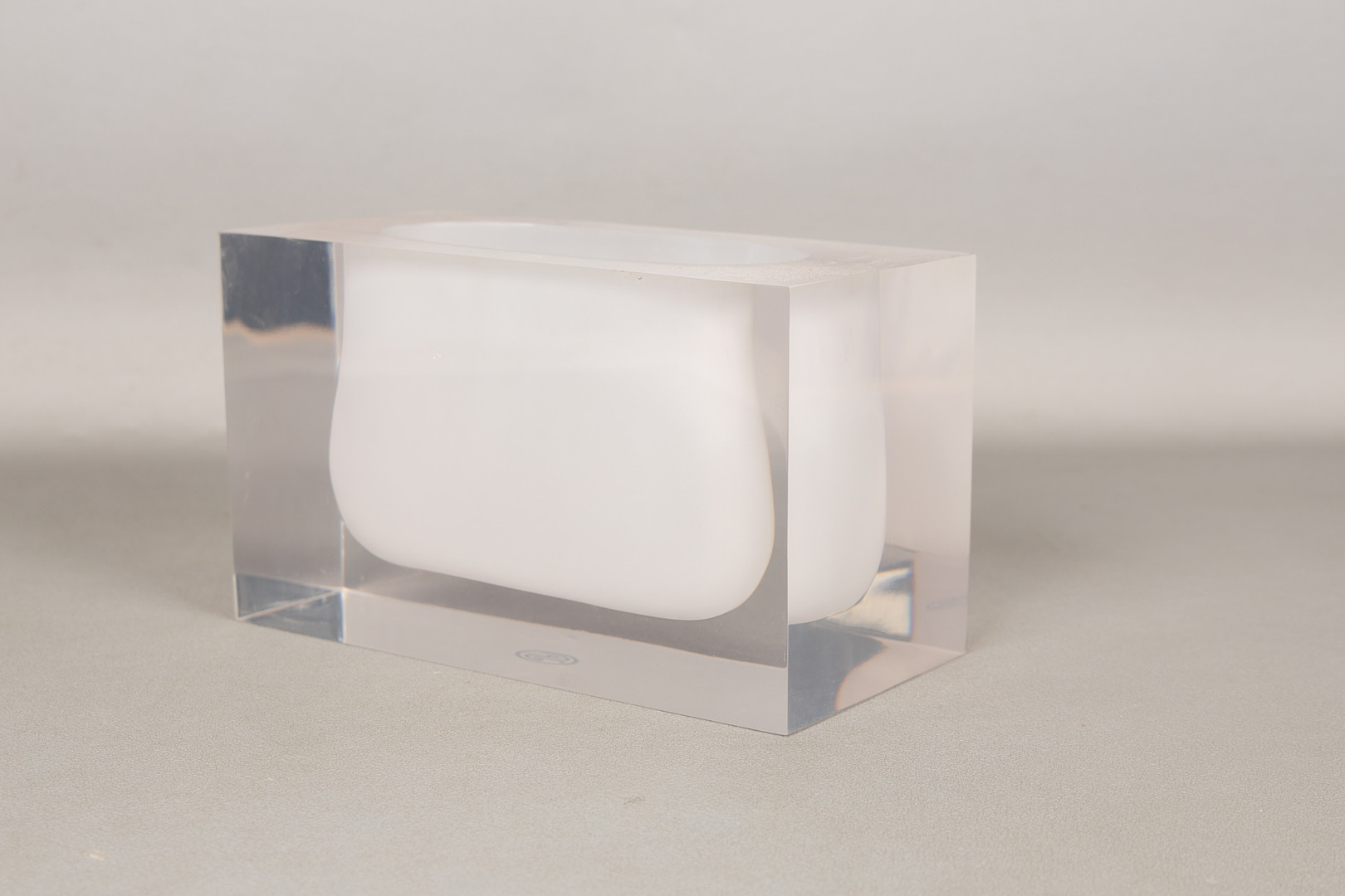JONATHAN ADLER (B.1966) A BEL AIR ACRYLIC VASE.