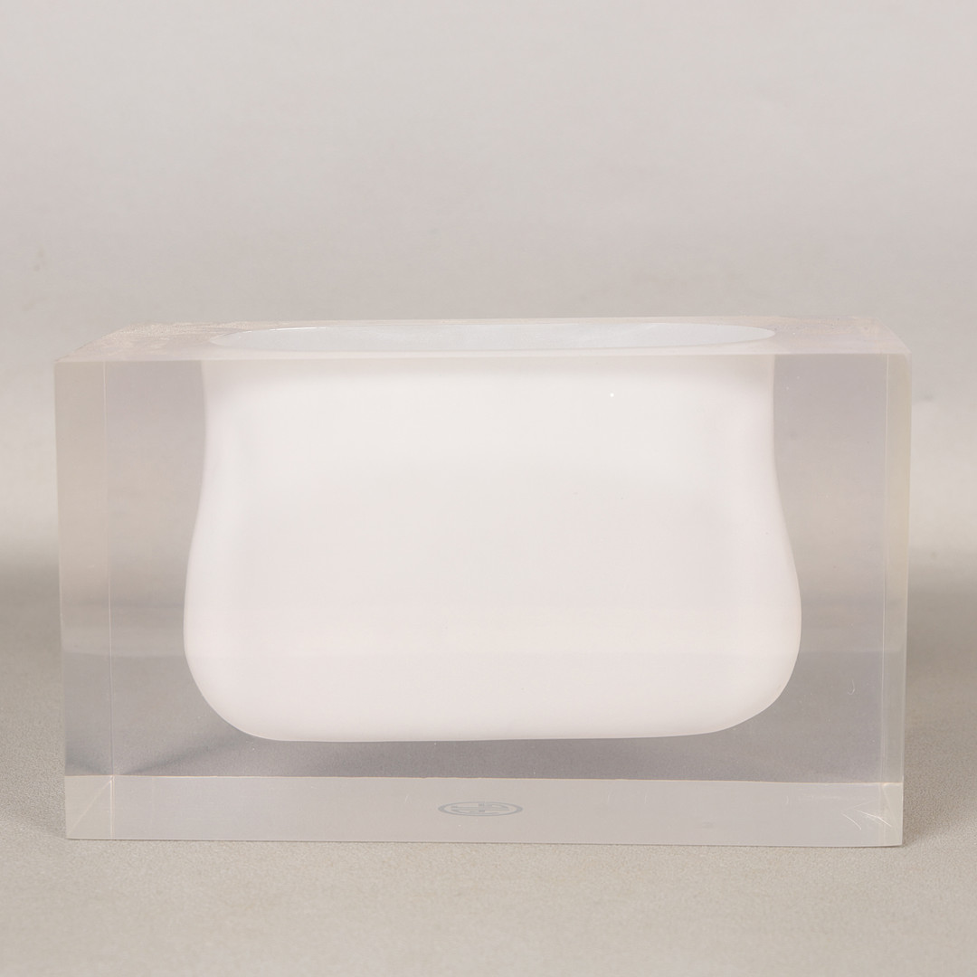 JONATHAN ADLER (B.1966) A BEL AIR ACRYLIC VASE.