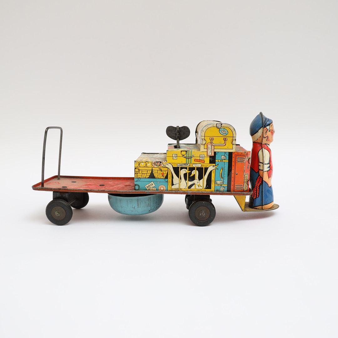 LEKSAK, "Mr. Porter And His Luggage Trolley", England, 1950-tal.