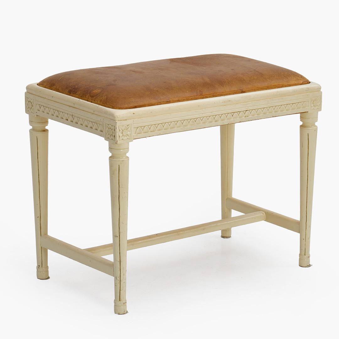 TABURETT, gustaviansk stil, 1900-tal, träskuren dekor, bemålad, lös läderklädd sits.