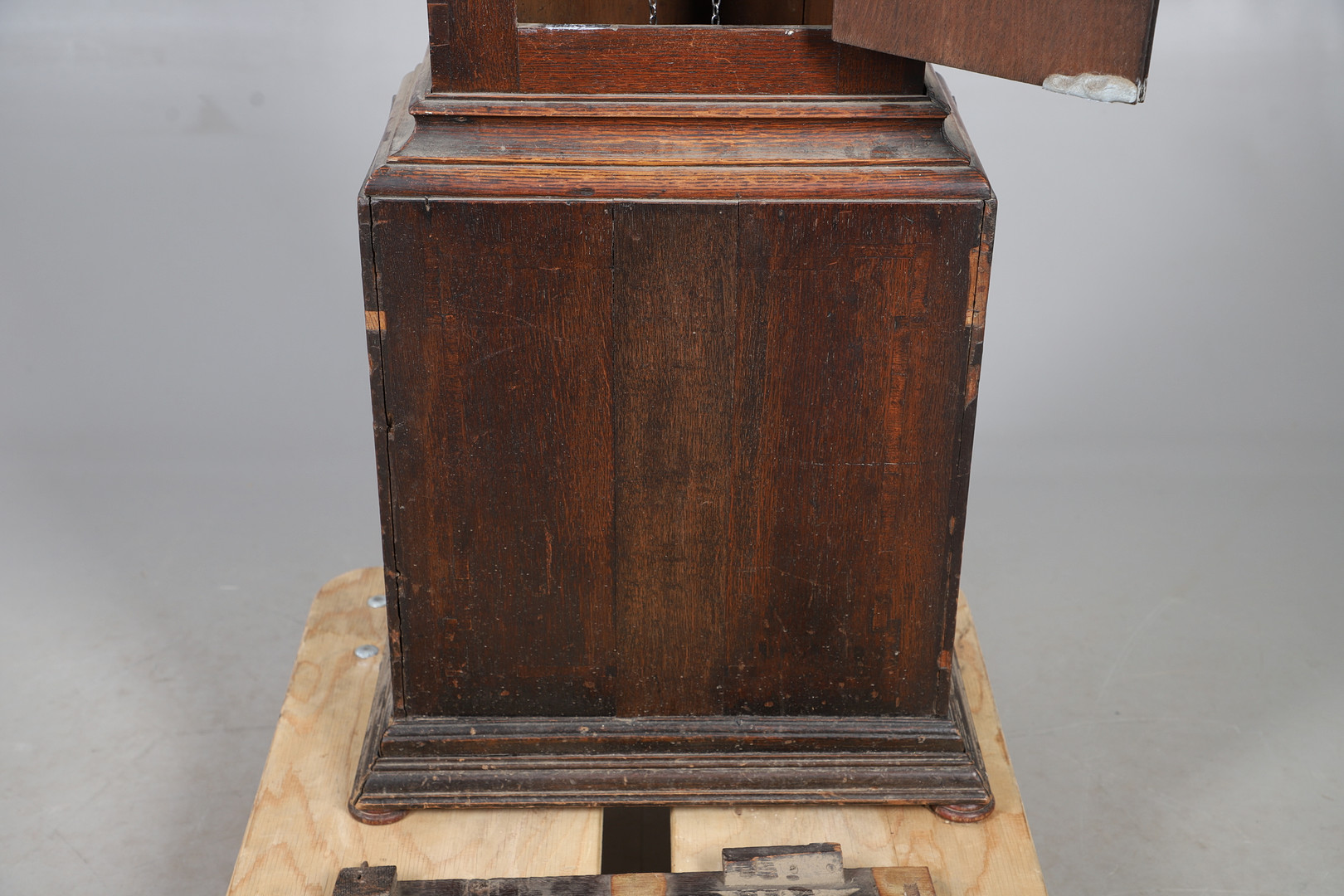 A LATE 18TH/EARLY 19TH CENTURY 30HR OAK LONGCASE CLOCK.