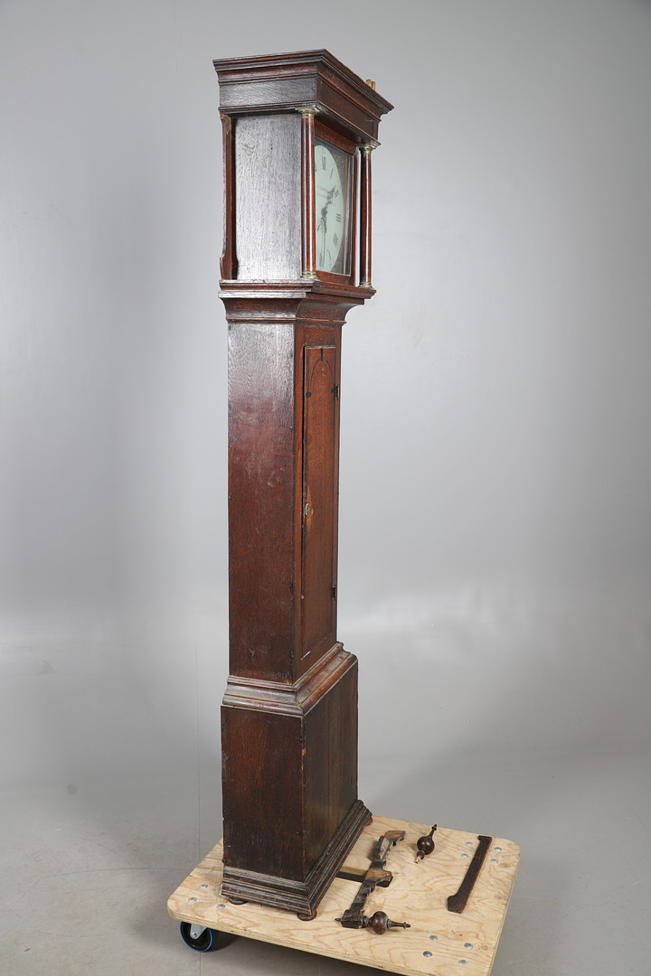 A LATE 18TH/EARLY 19TH CENTURY 30HR OAK LONGCASE CLOCK.