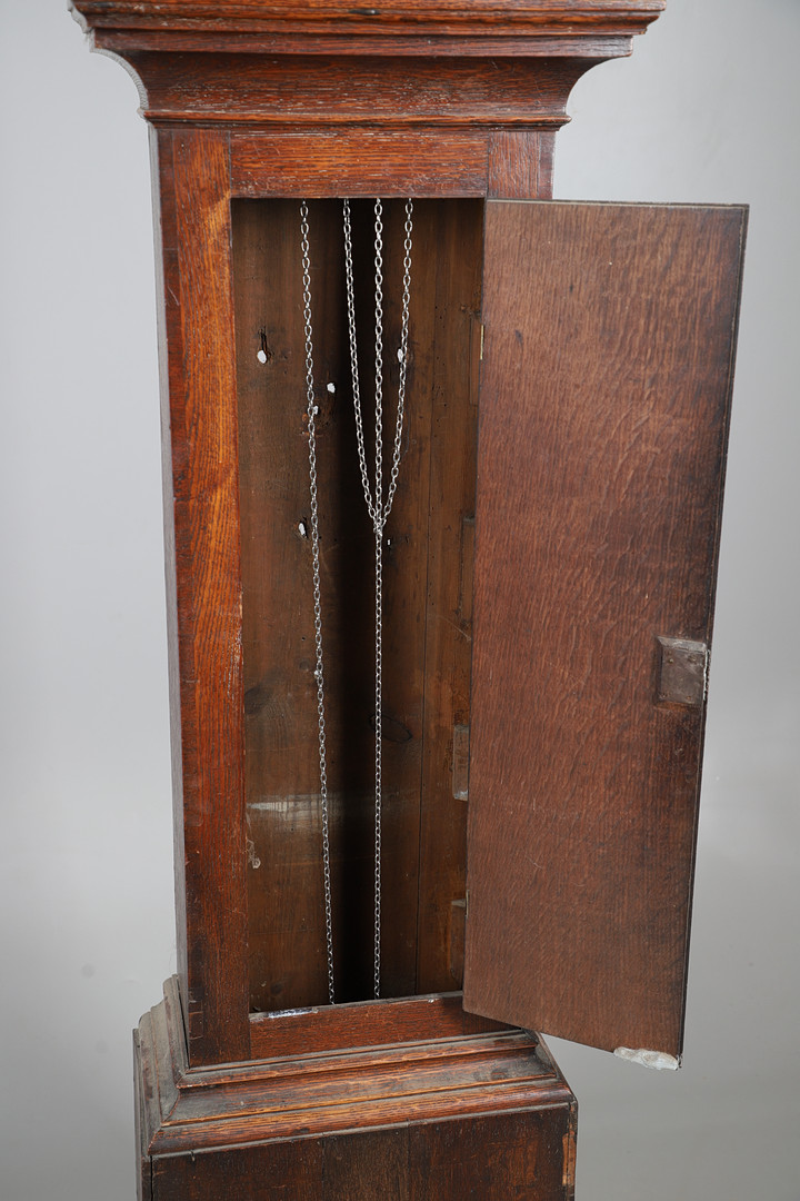A LATE 18TH/EARLY 19TH CENTURY 30HR OAK LONGCASE CLOCK.