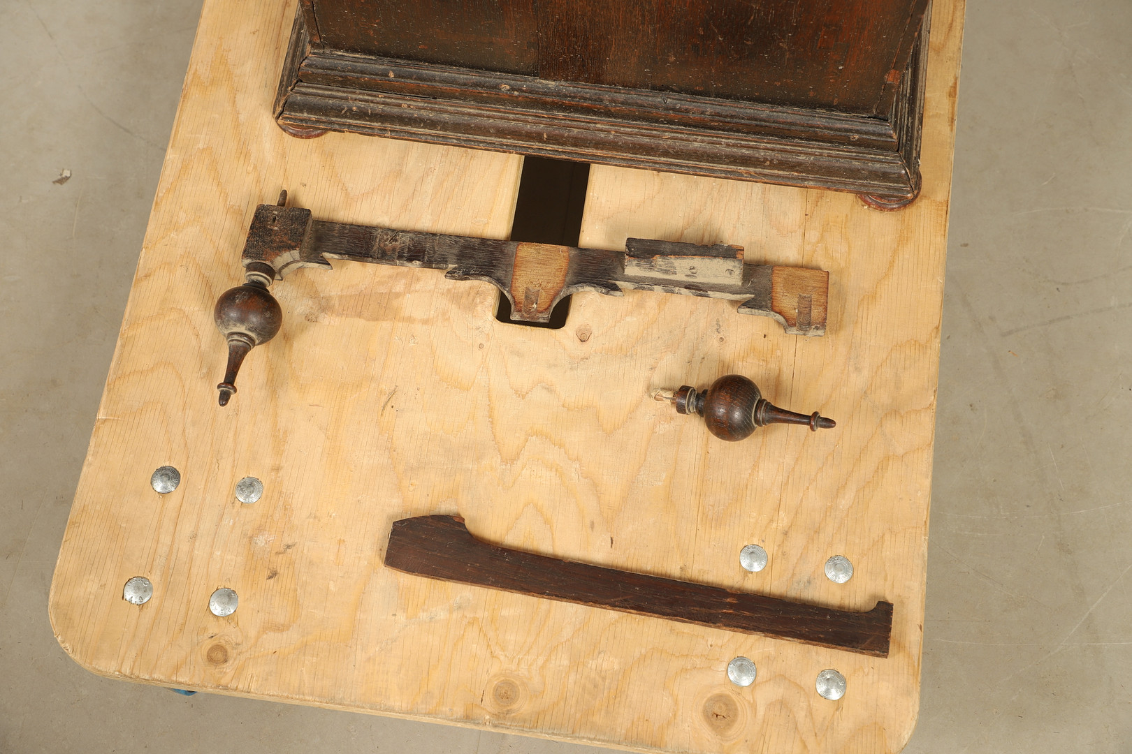 A LATE 18TH/EARLY 19TH CENTURY 30HR OAK LONGCASE CLOCK.