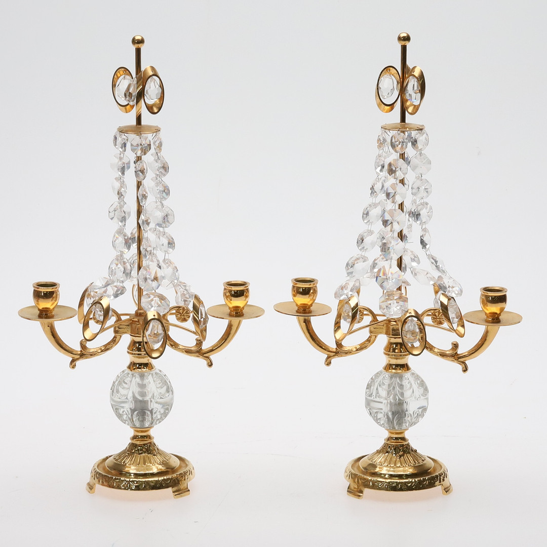 BORDSLYSTRAR. Ett par. Mässing och glas, 2 ljusarmar vardera, 1900-talets senare del.