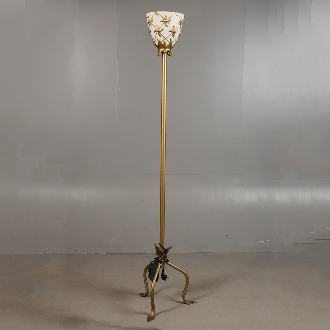AN UNUSUAL FLOOR STANDING LAMP.