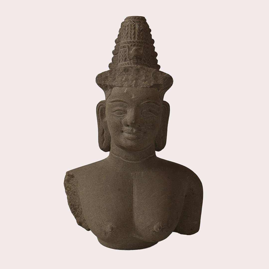 SKULPTUR, konststen, efter Khmer, Angkorriket. Kvinnogestalt. 1900-talets sista fjärdedel.