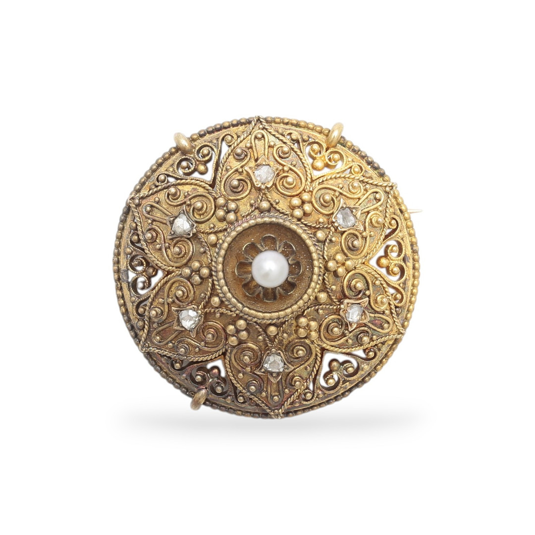 Gold filigree locket brooch, late 19th Century.