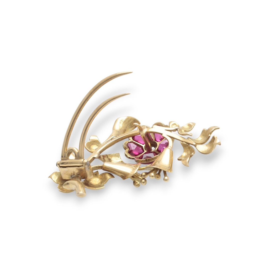 Floral brooch in gold and gemstones, mid 20th Century.