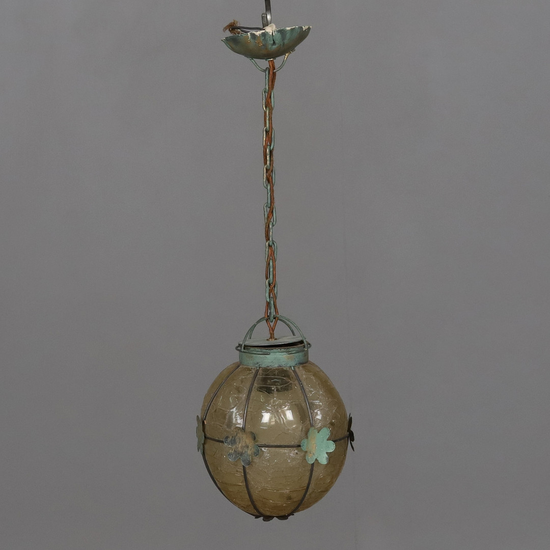 TAKLAMPA. Bemålad metallstomme med gultonadglaskupa, Art Déco, 1900-talets första halva.