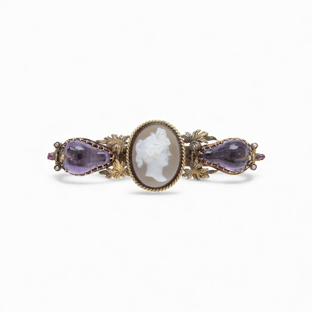 Renaissance style gold brooch with cameo, first third of the 20th Century.