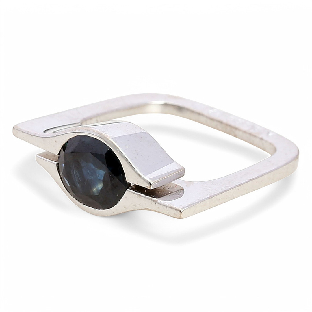 AURELI BISBE. Sapphire ring.