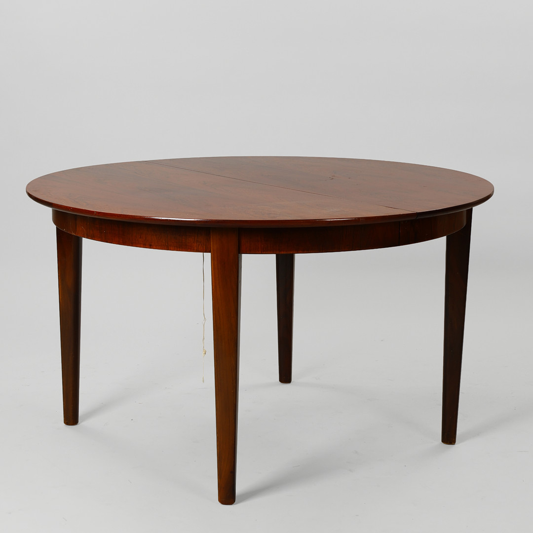 DANSK MØBELDESIGN. Rundt spisebord af palisander med udtræk og fire plader, 1950-60'erne (5).