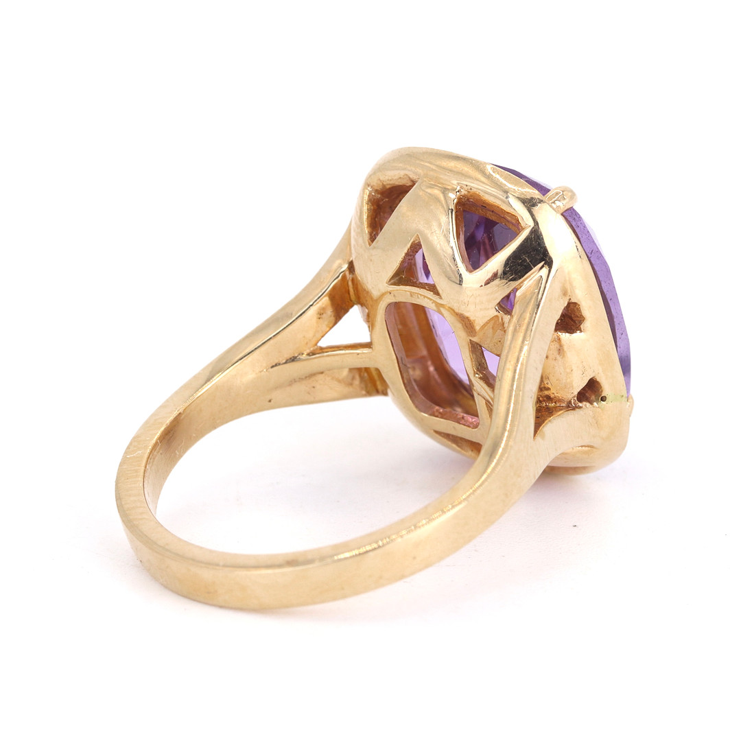18CT AMETHYST & DIAMOND RING.