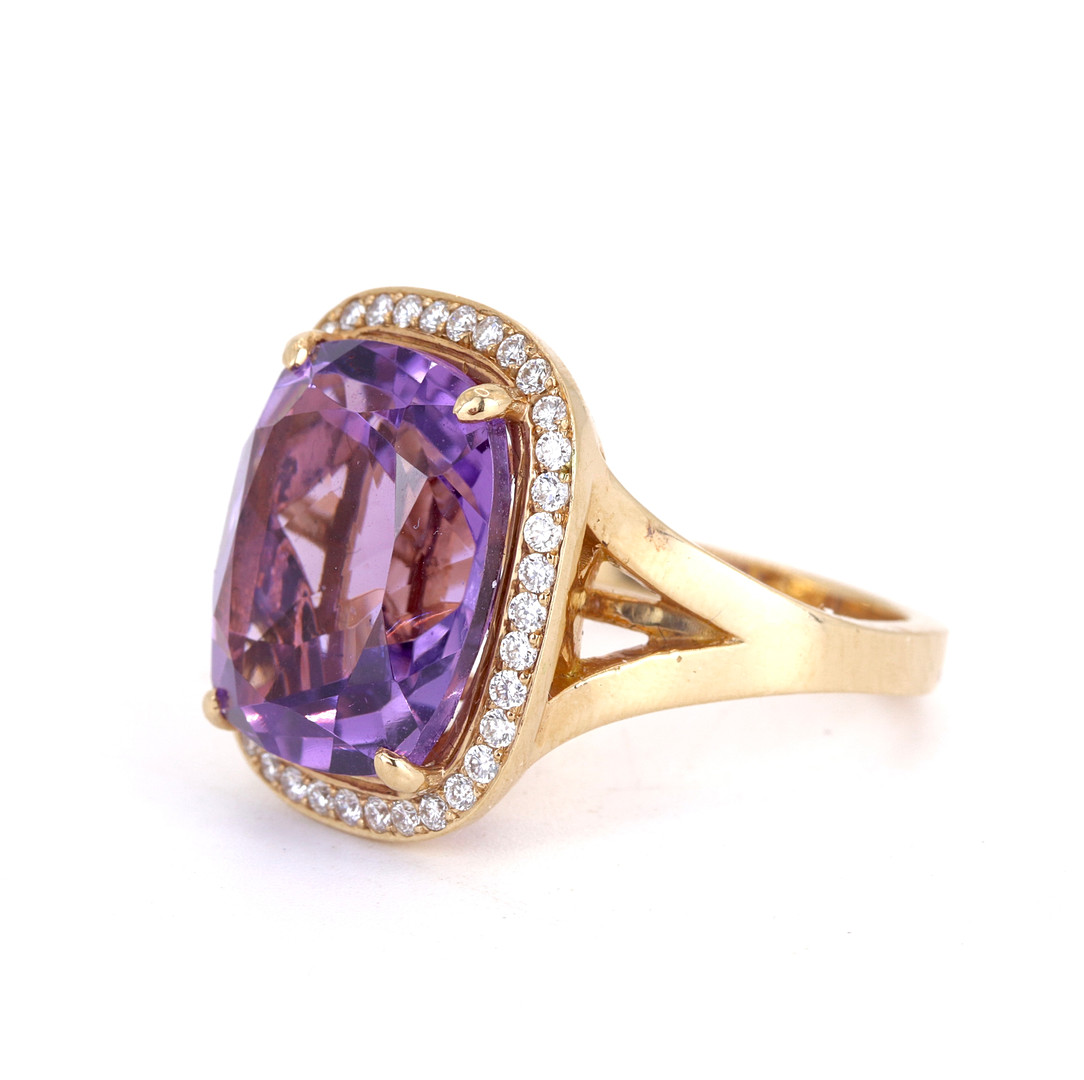 18CT AMETHYST & DIAMOND RING.