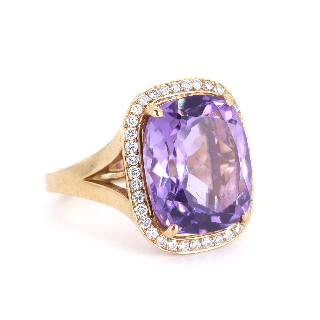 18CT AMETHYST & DIAMOND RING.
