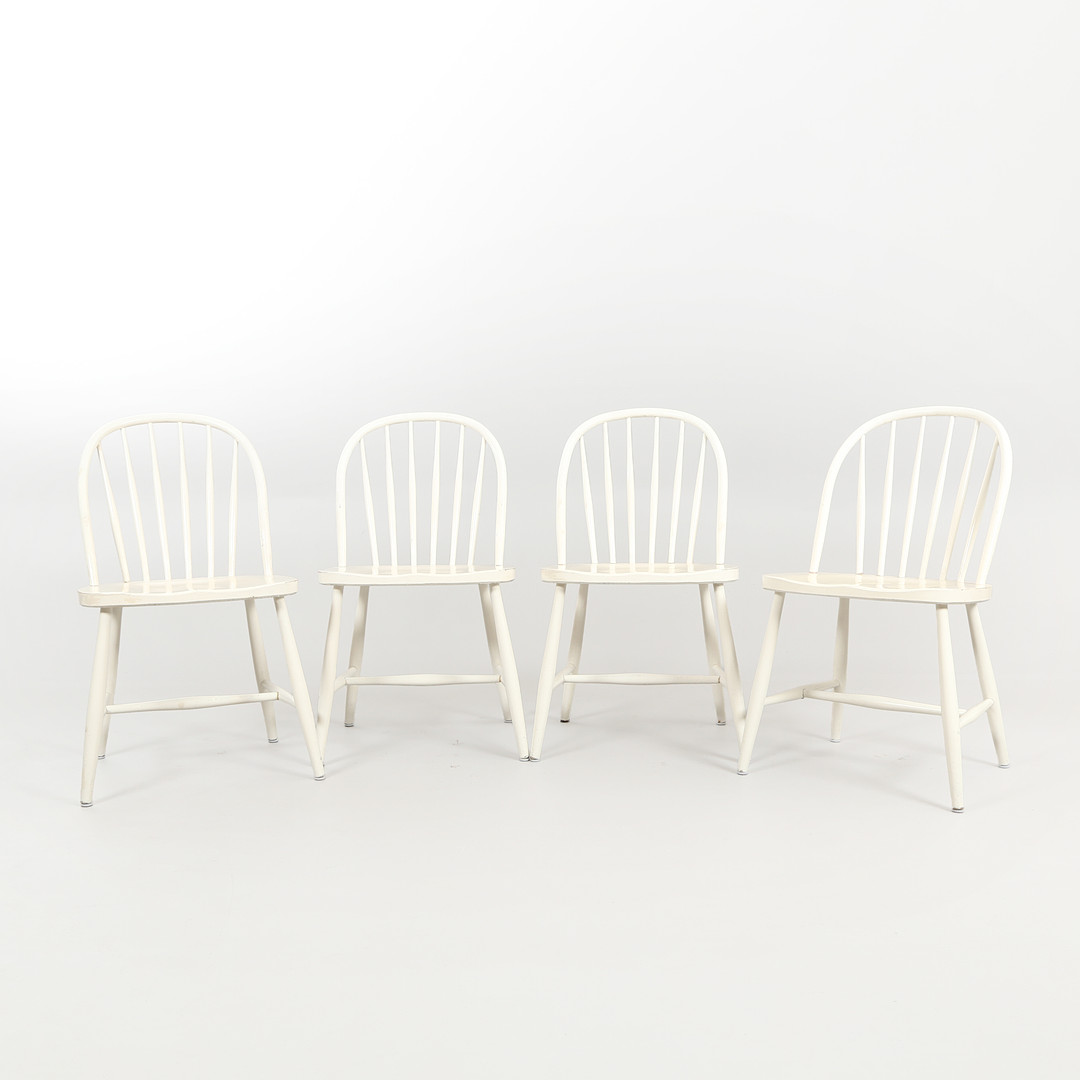 Skandinavisk design. Et sæt på fire tremmestole af hvidlakeret træ, ca. 1960 (4).