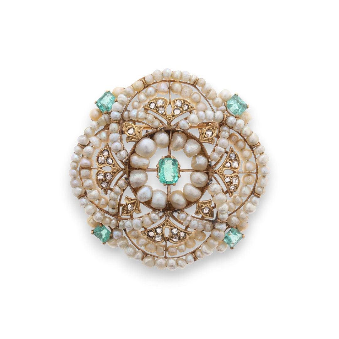 Probably Valencian brooch with emeralds, diamonds and seed pearls, in Historicist style.