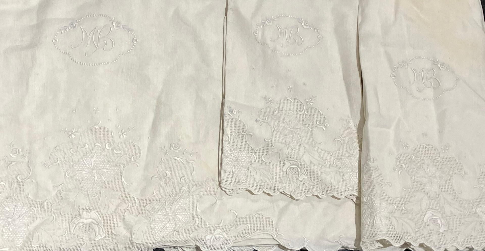 Linen bed set with raised embroidery, 20th Century.