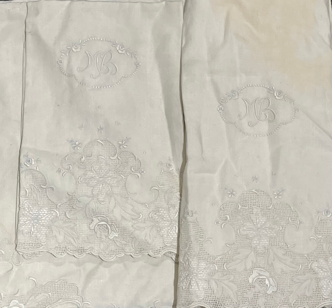 Linen bed set with raised embroidery, 20th Century.