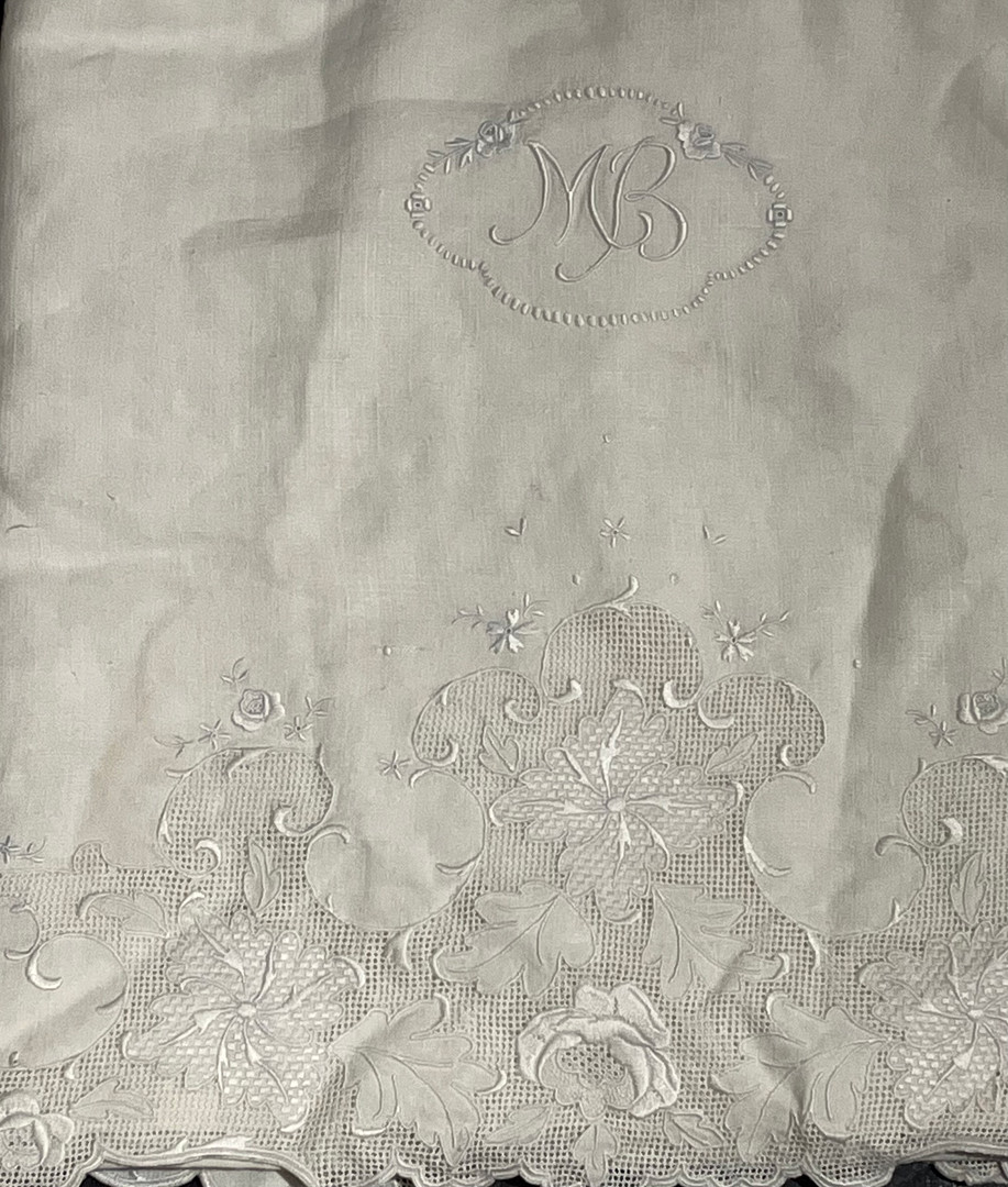 Linen bed set with raised embroidery, 20th Century.