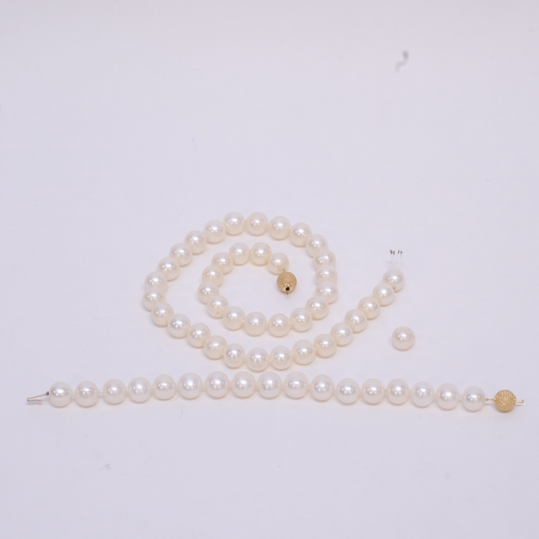 PÄRLCOLLIER OCH -ARMBAND MED LÅS AV 14K GULD.