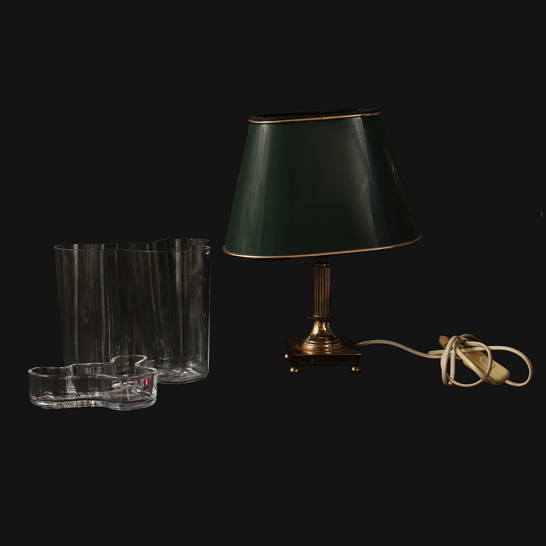 ALVAR AALTO, vas och skål, Savoy. BORDSLAMPA mässing, en ljuskälla. Skultuna. Totalt 3 delar. 1900-talets sista kvartal, och senare.