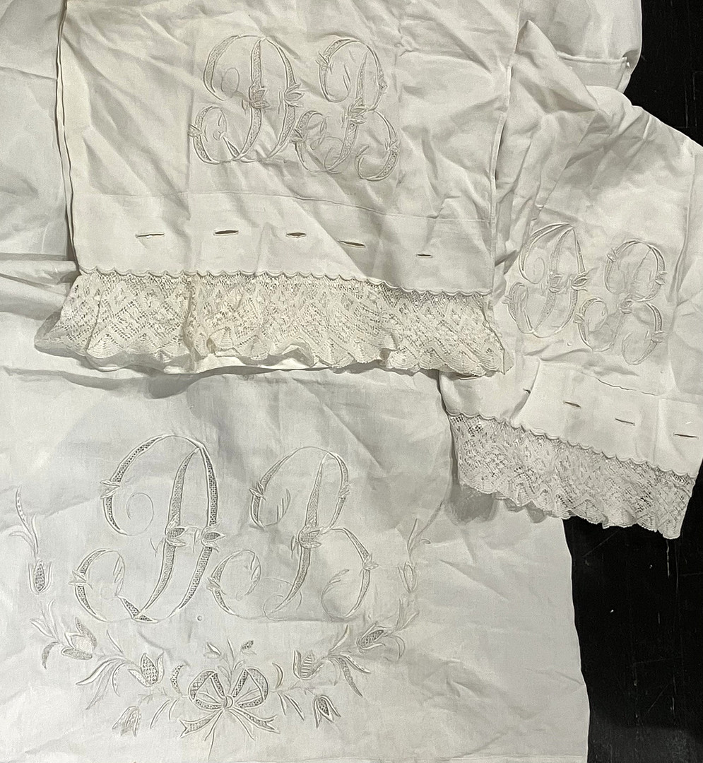 Embroidered linen bed set with lace applications, 20th Century.