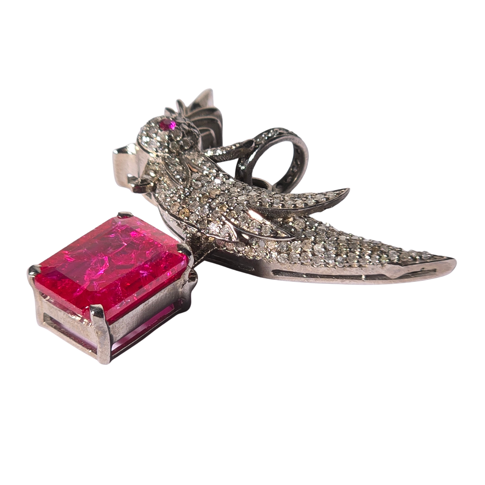 Colgante en plata con diamantes y pedrería.