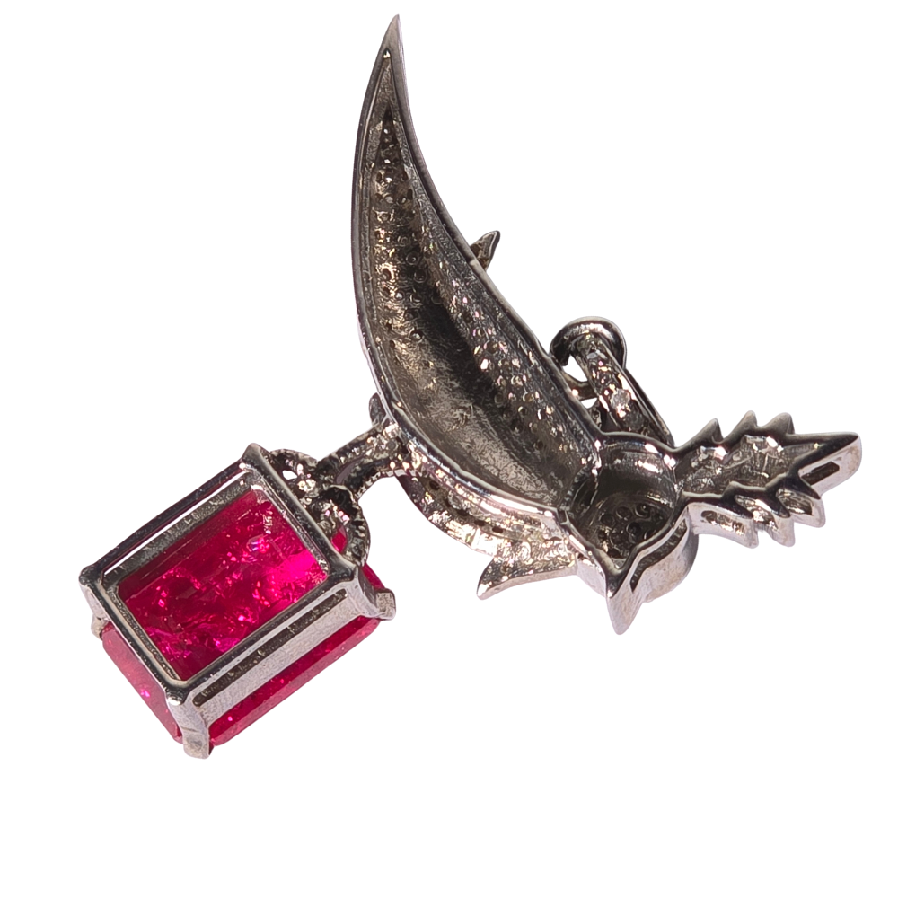 Colgante en plata con diamantes y pedrería.