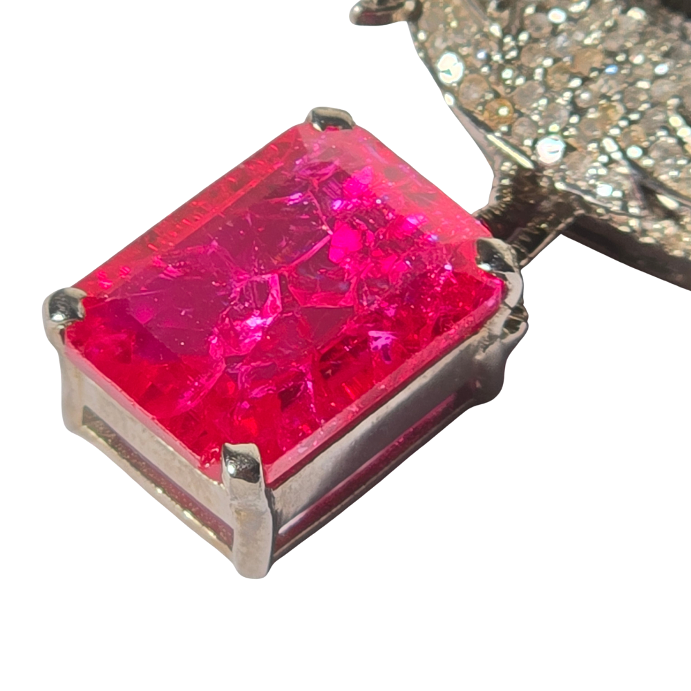Colgante en plata con diamantes y pedrería.
